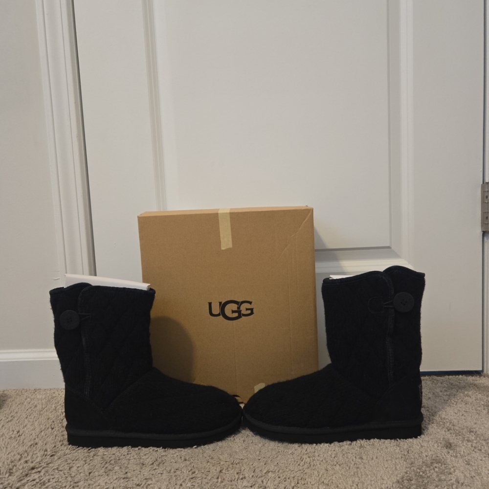 UGG S/N 3176 Short Black Quilted Mountain Button Sheep/Lambskin Boots Sz W8 NEw